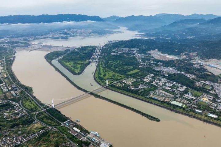 (တရုတ်စီးပွားရေးစကားဝိုင်းဆွေးနွေးပွဲ) ခေတ်မီ၍ အစိမ်းရောင်သွင်ပြင်များကို အလေးထားဖော်ညွှန်းပြသမည့် တရုတ်နိုင်ငံ၏ မြစ်ကျဉ်းသုံးသွယ် ရေကြောင်းလမ်းအသစ်စီမံကိန်း