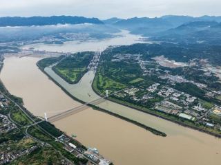 (တရုတ်စီးပွားရေးစကားဝိုင်းဆွေးနွေးပွဲ) ခေတ်မီ၍ အစိမ်းရောင်သွင်ပြင်များကို အလေးထားဖော်ညွှန်းပြသမည့် တရုတ်နိုင်ငံ၏ မြစ်ကျဉ်းသုံးသွယ် ရေကြောင်းလမ်းအသစ်စီမံကိန်း