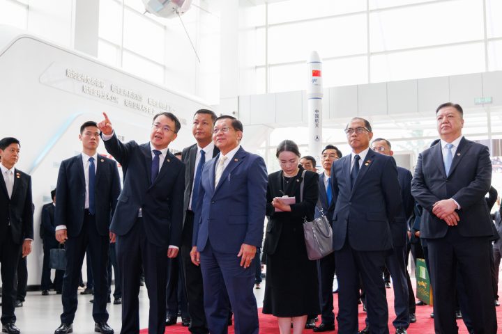 မြန်မာနိုင်ငံ သမ္မတ ဦးမင်းအောင်လှိုင် တရုတ်အာကာသသိပ္ပံနှင့် နည်းပညာကော်ပိုရေးရှင်းသို့ သွားရောက်လေ့လာကြည့်ရှု