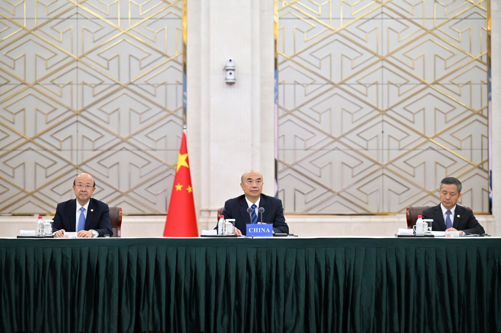 တရုတ်ကွန်မြူနစ်ပါတီ ဗဟိုကော်မတီ နိုင်ငံရေးဗျူရိုအဖွဲ့ဝင်၊ နိုင်ငံတော်ကောင်စီ ဒုတိယဝန်ကြီးချုပ် လျိုကော်ကျုံးက ဖိတ်ကြားချက်အရ ၂၀၂၆ ခုနှစ် ဇွန် ၁၆ ရက်တွင် ဗီဒီယိုလင့်ခ်ဖြင့် အာဖရိက အီဘိုလာရောဂါ ကိုင်တွယ်စီမံခြင်းဆိုင်ရာ အဆင့်မြင့်အစည်းအဝေးအား တက်ရောက်၍ အမှာစကားပြောကြားနေစဉ် (ဆင်ဟွာ)