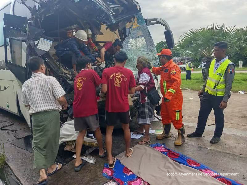 ရန်ကုန်-မန္တလေး အမြန်လမ်းပေါ်တွင် ယာဉ်နှစ်စီးတိုက်မှုအား ကယ်ဆယ်ရေးဆောင်ရွက်နေစဉ် (ဓာတ်ပုံ-Myanmar Fire Services Department)