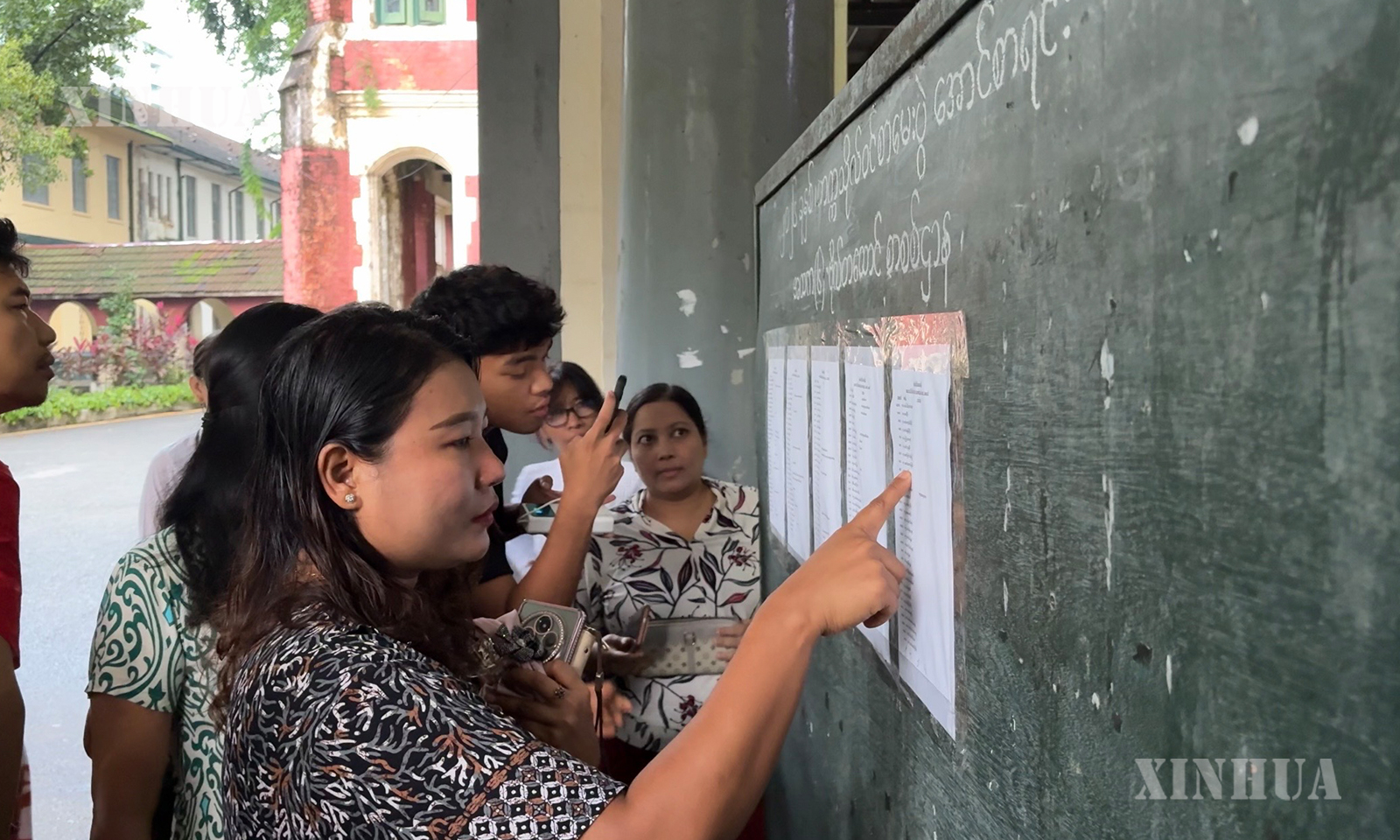 မြန်မာနိုင်ငံ ရန်ကုန်မြို့ ဗိုလ်တထောင်မြို့နယ်ရှိ အမှတ် (၆) အခြေခံပညာအထက်တန်းကျောင်း၌ တက္ကသိုလ်ဝင်စာမေးပွဲ အောင်စာရင်း ကြည့်ရှုနေသူများအား ၂၀၂၆ ခုနှစ် ဇွန် ၂၈ ရက်က တွေ့ရစဉ် (ဆင်ဟွာ)