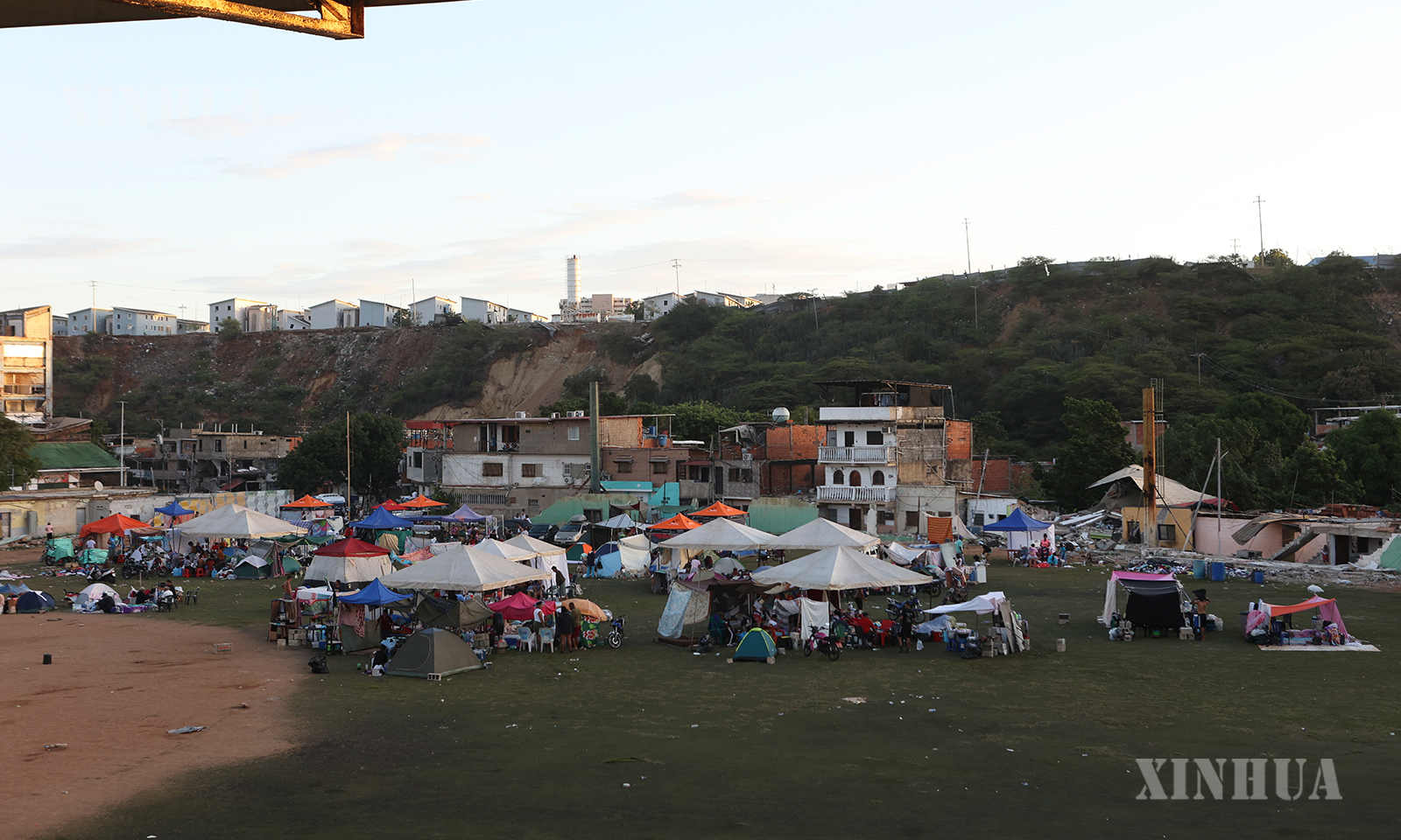 ဗင်နီဇွဲလားနိုင်ငံ La Guaira ပြည်နယ် Catia La Mar မြို့ရှိ ဘေ့စ်ဘောကွင်းအတွင်း၌ ငလျင်ဒဏ်သင့်ပြည်သူများ၏ ရွက်ဖျင်တဲများကို ၂၀၂၆ ခုနှစ် ဇွန် ၂၈ ရက်က တွေ့ရစဉ် (ဆင်ဟွာ)