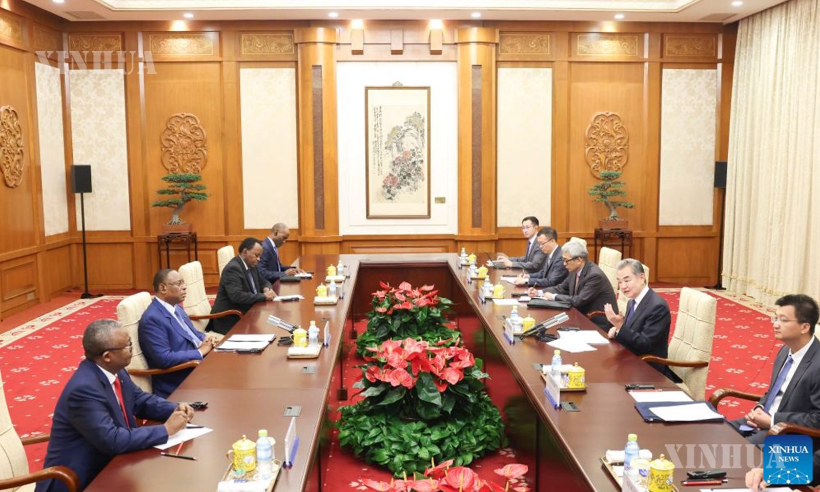တရုတ်ကွန်မြူနစ်ပါတီ ဗဟိုကော်မတီ နိုင်ငံရေးဗျူရိုအဖွဲ့ဝင်၊ နိုင်ငံခြားရေးဝန်ကြီး ဝမ်ရိနှင့် လာမည့် ကုလသမဂ္ဂအထွေထွေအတွင်းရေးမှူးချုပ်လောင်း၊ ဆီနီဂေါနိုင်ငံ သမ္မတဟောင်း Macky Sall တို့ ၂၀၂၆ ခုနှစ် ဇွန် ၂၉ ရက်က တရုတ်နိုင်ငံ ပေကျင်းမြို့တွင် တွေ့ဆုံဆွေးနွေးစဉ် (ဆင်ဟွာ)