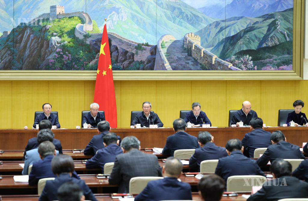 တရုတ်နိုင်ငံ ဝန်ကြီးချုပ် လီချန် ၁၁ ကြိမ်မြောက် နိုင်ငံတော်ကောင်စီ မျက်နှာစုံညီအစည်းအဝေးအား သဘာပတိအဖြစ် ကြီးမှူးကျင်းပနေပုံကို ၂၀၂၆ ခုနှစ် မတ် ၁၆ ရက်က တွေ့ရစဉ် (ဆင်ဟွာ)