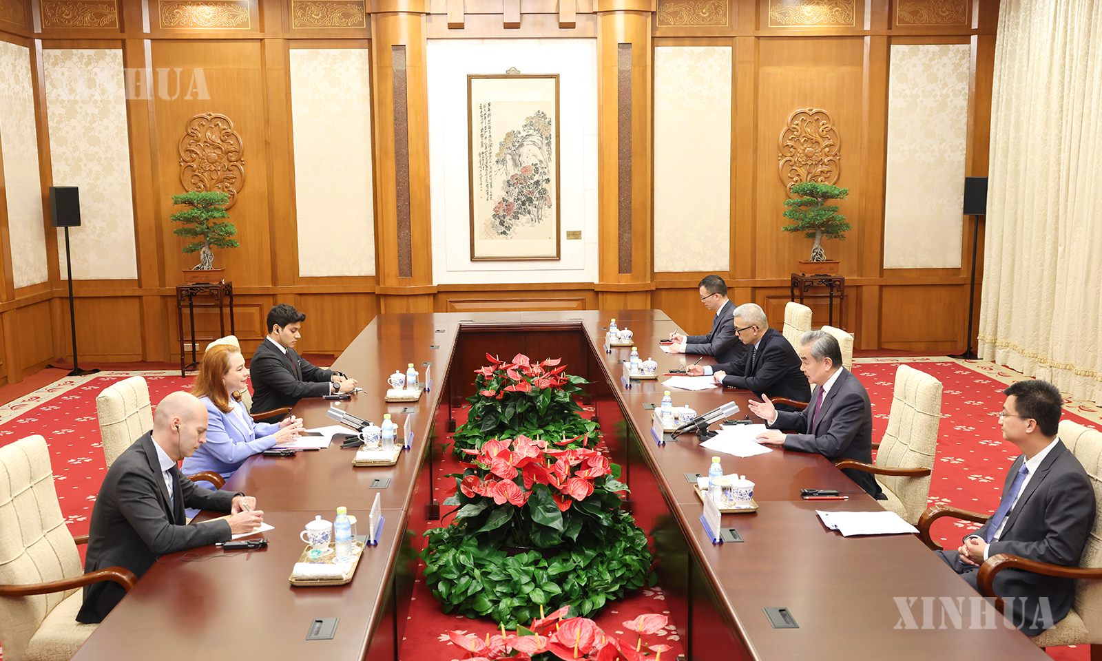 တရုတ်နိုင်ငံ ပေကျင်းမြို့၌ တရုတ်ကွန်မြူနစ်ပါတီ ဗဟိုကော်မတီ နိုင်ငံရေးဗျူရို အဖွဲ့ဝင်၊ နိုင်ငံခြားရေးဝန်ကြီး ဝမ်ရိနှင့် ကုလသမဂ္ဂအထွေထွေအတွင်းရေးမှူးချုပ်လောင်း၊ ကုလသမဂ္ဂအထွေထွေညီလာခံ ဥက္ကဋ္ဌဟောင်း၊ အီကွေဒေါနိုင်ငံခြားရေးဝန်ကြီးဟောင်း Maria Fernanda Espinosa တို့ ၂၀၂၆ ခုနှစ် ဇွန် ၃၀ ရက်က တွေ့ဆုံဆွေးနွေးစဉ် (ဆင်ဟွာ)