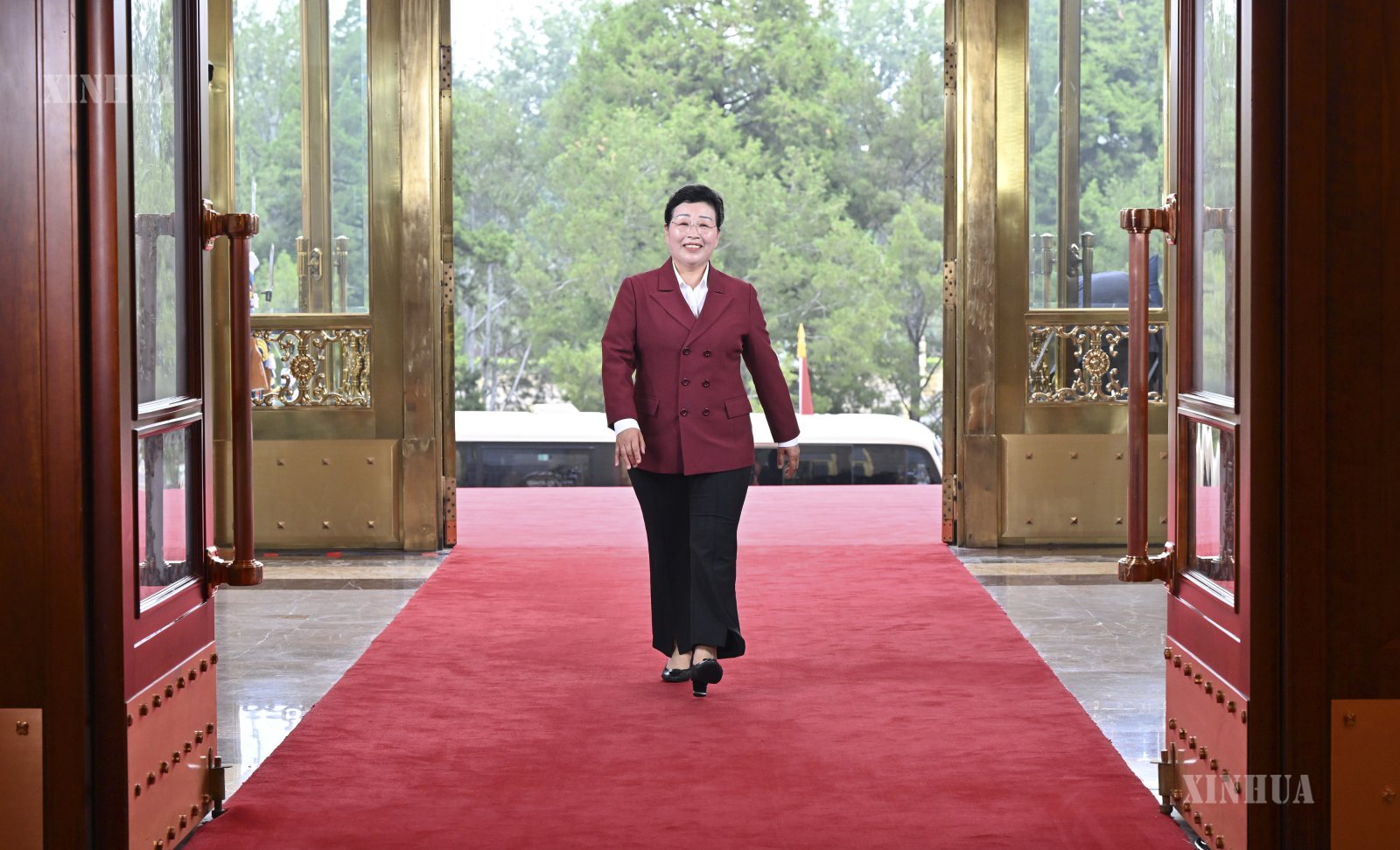 တရုတ်နိုင်ငံ မြို့တော် ပေကျင်းရှိ ပြည်သူ့ခန်းမဆောင်အတွင်း ဝင်ရောက်လာသော ဇူလိုင် ၁ ရက် ဆုတံဆိပ်လက်ခံရရှိသူ ဝူရာချင်အား ၂၀၂၆ ခုနှစ် ဇူလိုင် ၁ ရက်က တွေ့ရစဉ် (ဆင်ဟွာ)