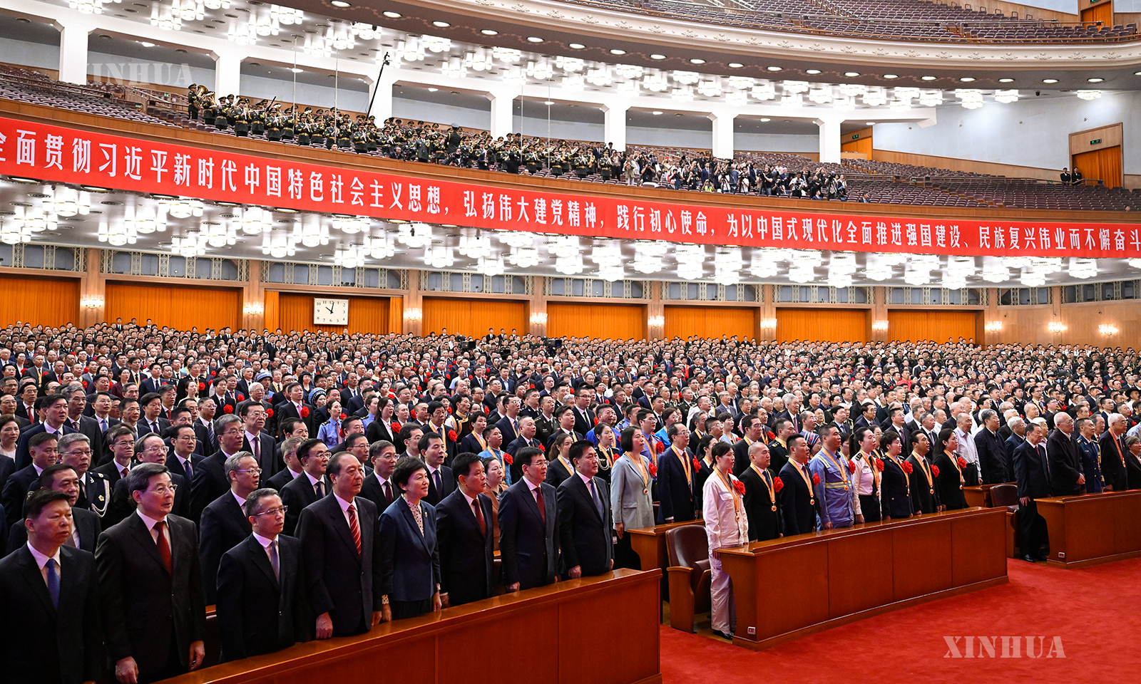 တရုတ်ကွန်မြူနစ်ပါတီ တည်ထောင်ခြင်း ၁၀၅ နှစ်ပြည့် အထိမ်းအမှတ် အခမ်းအနားအား ပေကျင်းမြို့ ပြည်သူ့ခန်းမဆောင်၌ ၂၀၂၆ ခုနှစ် ဇူလိုင် ၁ ရက် နံနက် ၁၀ နာရီက ခမ်းနားစွာ ကျင်းပစဉ် (ဆင်ဟွာ)