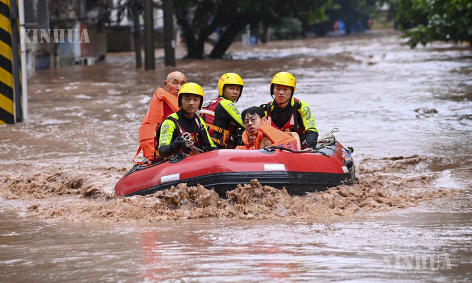 တရုတ်နိုင်ငံ အနောက်တောင်ပိုင်း ချုံချင့်မြို့၊ ဝမ့်ကျိုးခရိုင်တွင် ရေကြီးရေလျှံမှုကြောင့် ပိတ်မိနေသူများကို ရွှေ့ပြောင်းပေးနေသည့် ကယ်ဆယ်ရေးသမားများကို ၂၀၂၃ ခုနှစ် ဇူလိုင် ၄ ရက်က တွေ့ရစဉ် (ဆင်ဟွာ)