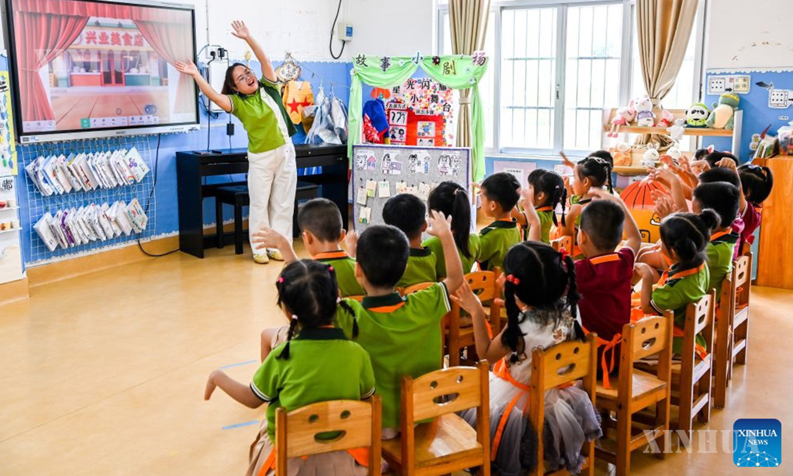 တရုတ်နိုင်ငံ တောင်ပိုင်း ကွမ်ရှီး (ကျွမ့်) ကိုယ်ပိုင်အုပ်ချုပ်ခွင့်ရဒေသ ယွိလျင်မြို့ ရှင်းယဲ့ခရိုင်ရှိ မူကြိုကျောင်းတွင် ဆရာမ၏ ဦးဆောင်မှုဖြင့် ဂိမ်းအား လိုက်ပါဆော့ကစားနေကြသည့် ကလေးများကို ၂၀၂၆ ခုနှစ် ဇူလိုင် ၁ ရက်က တွေ့ရစဉ် (ဆင်ဟွာ)