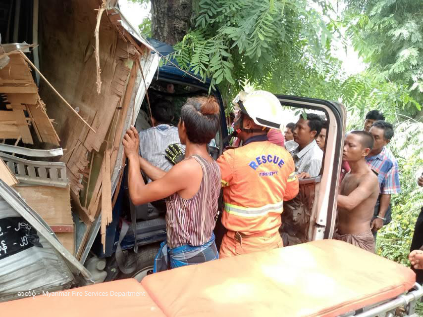 မြန်မာနိုင်ငံ မန္တလေးတိုင်းဒေသကြီး၊ ကျောက်ဆည်မြို့နယ်၊ ရွှေသိမ်တော်ဘုရားရှေ့တွင် ယာဉ်တိုက်မှုဖြစ်ပွားသောနေရာ၌ ကယ်ဆယ်ရေးလုပ်ငန်းဆောင်ရွက်နေစဉ် (ဓာတ်ပုံ - Myanmar Fire Services Department)