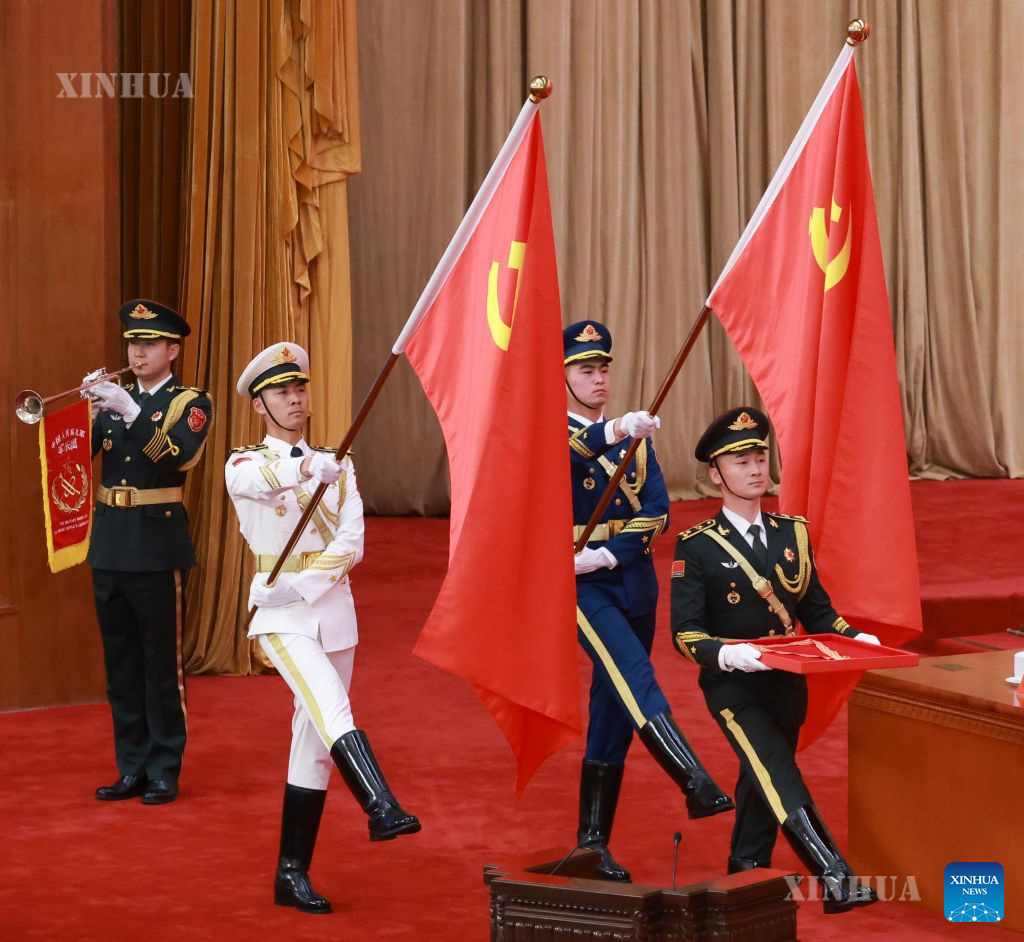 တရုတ်နိုင်ငံ မြို့တော်ပေကျင်းရှိ ပြည်သူ့ခန်းမဆောင်သို့ ဂုဏ်ပြုတပ်ဖွဲ့က ဇူလိုင် ၁ ရက် ဆုတံဆိပ် သယ်ဆောင်လာပုံကို ၂၀၂၆ ခုနှစ် ဇူလိုင် ၁ ရက်က တွေ့ရစဉ် (ဆင်ဟွာ)