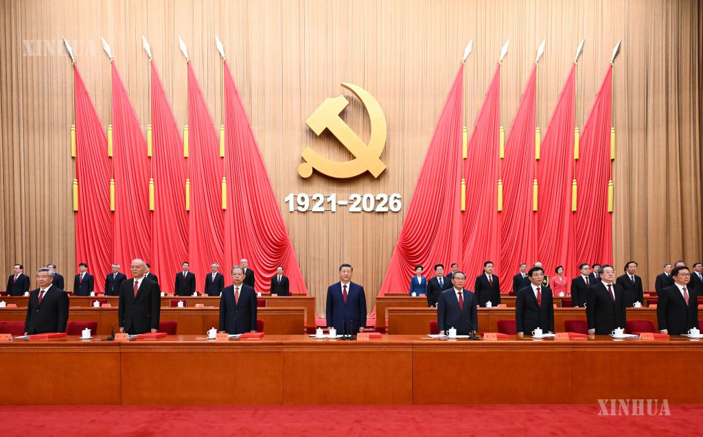 ရှီကျင့်ဖိန်၊ လီချန်၊ ကျောက်လဲ့ကျိ၊ ဝမ်ဟုနင်၊ ချိုက်ချီ၊ တင်းရွှဲရှန်၊ လီရှီးနှင့် ဟန်ကျိန့်တို့ တရုတ်နိုင်ငံ မြို့တော်ပေကျင်းရှိ ပြည်သူ့ခန်းမဆောင်၌ ကျင်းပသည့် တရုတ်ကွန်မြူနစ်ပါတီ (CPC) တည်ထောင်ခြင်း ၁၀၅ နှစ်မြောက် နှစ်ပတ်လည်အထိမ်းအမှတ် အခမ်းအနား တက်ရောက်နေပုံကို ၂၀၂၆ ခုနှစ် ဇူလိုင် ၁ ရက်က တွေ့ရစဉ် (ဆင်ဟွာ)