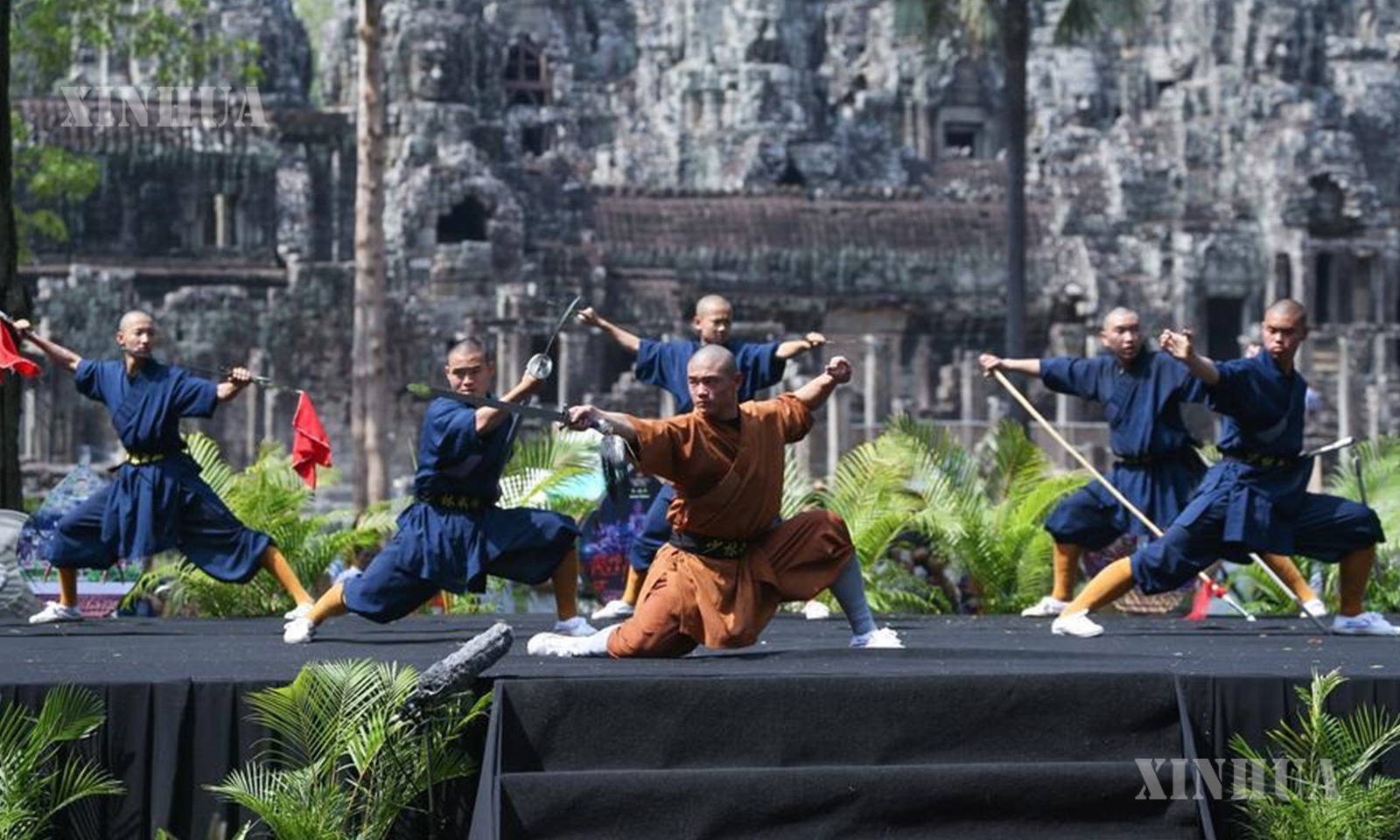 ကမ္ဘောဒီးယားနိုင်ငံ ဆီရမ်ရိ (ပ်) ပြည်နယ်ရှိ အန်ကောရှေးဟောင်းဥယျာဉ်ဝင်းအတွင်း ကျင်းပပြုလုပ်သည့် ကမ္ဘောဒီးယား-တရုတ် ကိုယ်ခံပညာရပ်ဆိုင်ရာဖျော်ဖြေတင်ဆက်မှု၌ ဖျော်ဖြေတင်ဆက်နေကြသည့် တရုတ်နိုင်ငံမှ ကွန်ဖူးပညာရှင်များကို ၂၀၂၆ ခုနှစ် ဧပြီ ၃၀ ရက်က တွေ့ရစဉ် (ဆင်ဟွာ)