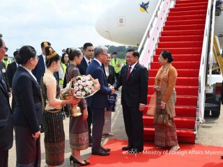 မြန်မာနိုင်ငံ သမ္မတ လာအိုနိုင်ငံသို့ နိုင်ငံတော်ခရီးစဉ်အဖြစ် ရောက်ရှိလာ