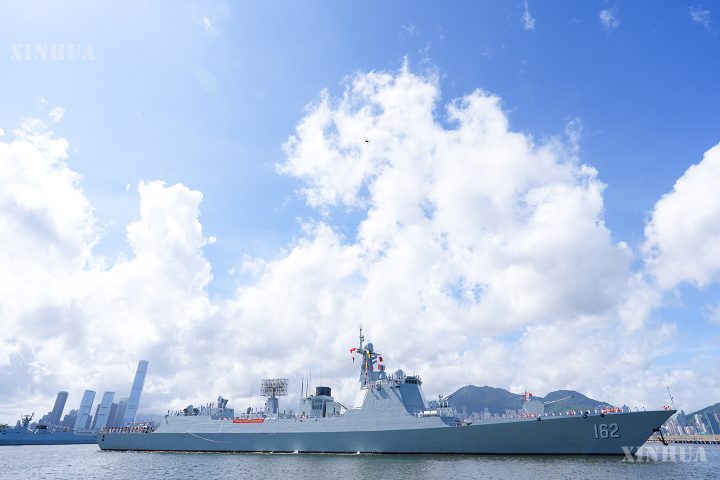 PLA ရေယာဉ်တပ်ဖွဲ့ ဟောင်ကောင်၌ သင်္ဘောကုန်းပတ်ပေါ်တွင် ကြိုဆိုဧည့်ခံပွဲ ကျင်းပ