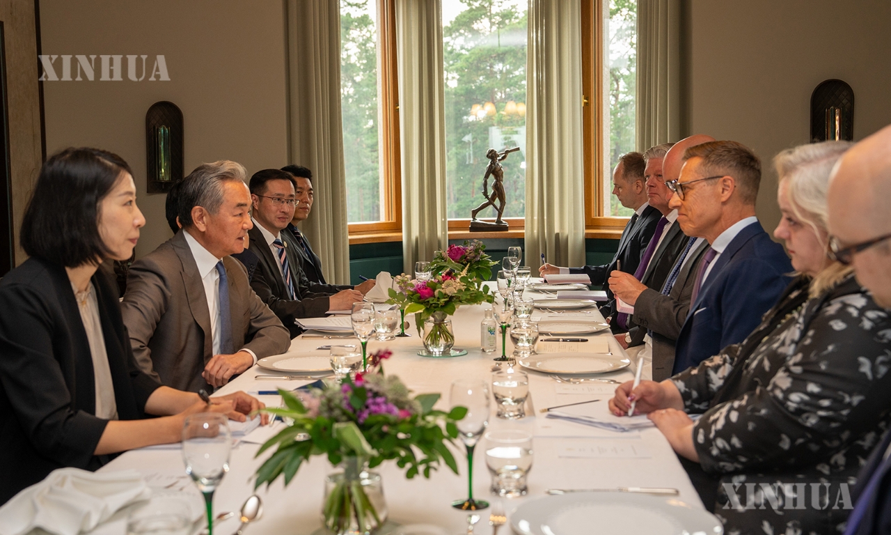 ဖင်လန်နိုင်ငံ သမ္မတ Alexander Stubb နှင့် တရုတ်ကွန်မြူနစ်ပါတီ ဗဟိုကော်မတီ နိုင်ငံရေးဗျူရိုအဖွဲ့ဝင်၊ နိုင်ငံခြားရေးဝန်ကြီး ဝမ်ရိတို့ ၂၀၂၆ ခုနှစ် ဇူလိုင် ၅ ရက်က ဖင်လန်နိုင်ငံ မြို့တော် တာကူတွင် တွေ့ဆုံဆွေးနွေးစဉ် (ဆင်ဟွာ)
