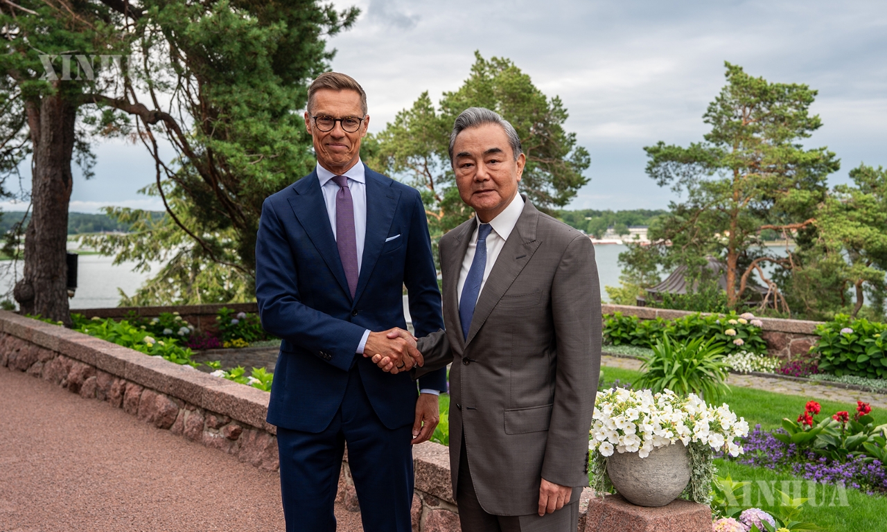 ဖင်လန်နိုင်ငံ သမ္မတ Alexander Stubb နှင့် တရုတ်ကွန်မြူနစ်ပါတီ ဗဟိုကော်မတီ နိုင်ငံရေးဗျူရိုအဖွဲ့ဝင်၊ နိုင်ငံခြားရေးဝန်ကြီး ဝမ်ရိ တို့ ၂၀၂၆ ခုနှစ် ဇူလိုင် ၅ ရက်က ဖင်လန်နိုင်ငံ မြို့တော် တာကူတွင် တွေ့ဆုံဆွေးနွေးရာ ဆွေးနွေးပွဲမတိုင်မီ ၎င်းတို့နှစ်ဦး စုပေါင်းဓာတ်ပုံရိုက်ကူးစဉ် (ဆင်ဟွာ)
