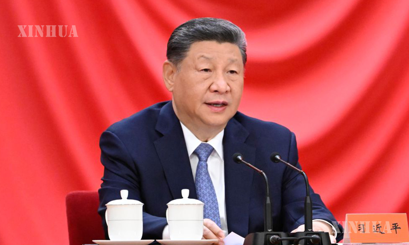 တရုတ်နိုင်ငံ မြို့တော်ပေကျင်းရှိ ပြည်သူ့ခန်းမဆောင်၌ အမျိုးသားသိပ္ပံနှင့်နည်းပညာဆု ချီးမြှင့်ပေးအပ်ပွဲ၊ တရုတ်သိပ္ပံအကယ်ဒမီ (CAS) နှင့် တရုတ်အင်ဂျင်နီယာအကယ်ဒမီ (CAE) ၏ အဖွဲ့ဝင်များအစည်းအဝေး၊ တရုတ်သိပ္ပံနှင့်နည်းပညာအသင်း၏ ၁၁ ကြိမ်မြောက် အမျိုးသားကွန်ဂရက်တို့ ပါဝင်သော အစည်းအဝေးသို့ တရုတ်ကွန်မြူနစ်ပါတီ ဗဟိုကော်မတီ အထွေထွေအတွင်းရေးမှူးချုပ်၊ တရုတ်နိုင်ငံ သမ္မတနှင့် ဗဟိုစစ်ကော်မရှင် ဥက္ကဋ္ဌ ရှီကျင့်ဖိန် တက်ရောက်နေပုံကို 
၂၀၂၆ ခုနှစ် ဇူလိုင် ၈ ရက်က တွေ့ရစဉ် (ဆင်ဟွာ)