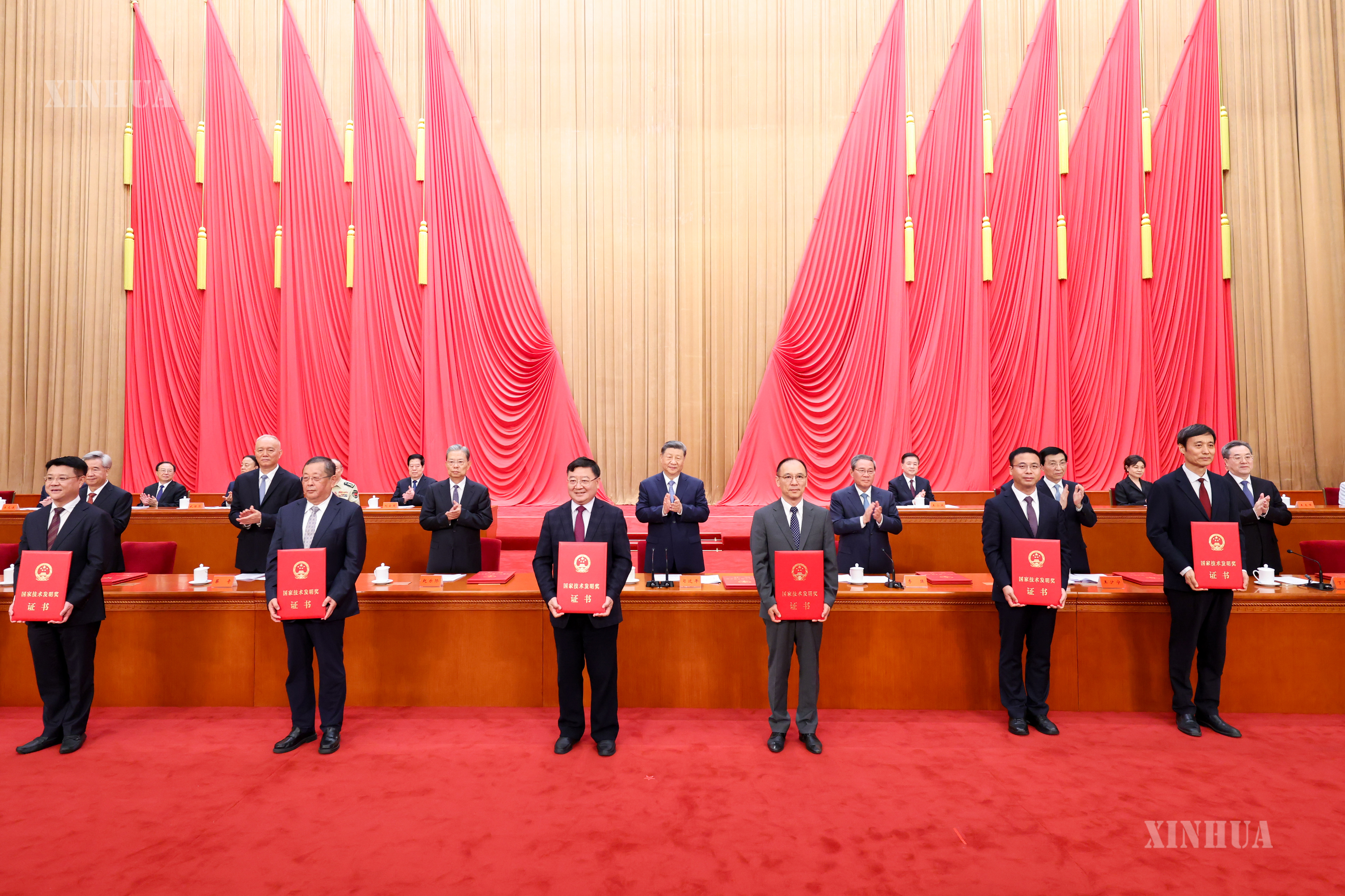 ရှီကျင့်ဖိန် စသည့် ပါတီနှင့် နိုင်ငံအကြီးအကဲများက ထိပ်တန်းဆုရရှိသူ နှစ်ဦးနှင့်အတူ အမျိုးသားသဘာဝသိပ္ပံဆု၊ အမျိုးသားနည်းပညာတီထွင်မှုဆု၊ အမျိုးသားသိပ္ပံနှင့် နည်းပညာတိုးတက်မှုဆုနှင့် တရုတ်ပြည်သူ့သမ္မတနိုင်ငံ နိုင်ငံတကာ သိပ္ပံနှင့်နည်းပညာ ပူးပေါင်းဆောင်ရွက်မှုဆု ရရှိကြသည့် ကိုယ်စားလှယ်များအား ဂုဏ်ပြုမှတ်တမ်းလွှာများ ချီးမြှင့်ပေးအပ်နေသည်ကို ၂၀၂၆ ခုနှစ် ဇူလိုင် ၈ ရက် နံနက်ပိုင်းတွင် တွေ့ရစဉ် (ဆင်ဟွာ)