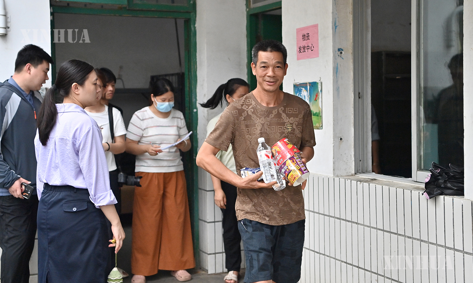 တရုတ်နိုင်ငံ ကွမ်ရှီးဒေသ ကွေ့ကန်မြို့ ထန်ထန်ခရိုင်ရှိ ထန်ထန် အမှတ် ၃ အလယ်တန်းကျောင်း ပြန်လည်နေရာချထားရေးနေရာတွင် လူနေမှု ထောက်ပံ့ပစ္စည်းများလာရောက်ယူဆောင်သော ရေဘေးသင့်ပြည်သူများကို
၂၀၂၆ ခုနှစ် ဇူလိုင် ၈ ရက်က တွေ့ရစဉ် (ဆင်ဟွာ)