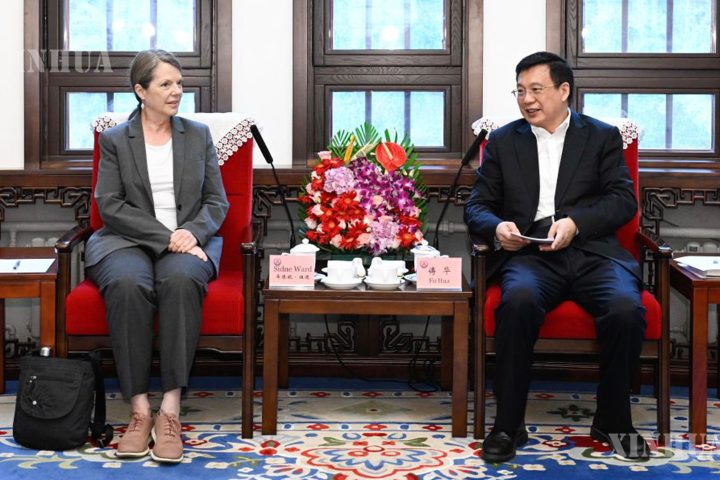 အက်ဂါစနိုး၏ မိသားစုဝင်နှင့် အက်ဂါစနိုး အထိမ်းအမှတ်ဖောင်ဒေးရှင်း ကိုယ်စားလှယ်တို့ ဆင်ဟွာသတင်းဌာနသို့ လာရောက်လေ့လာ