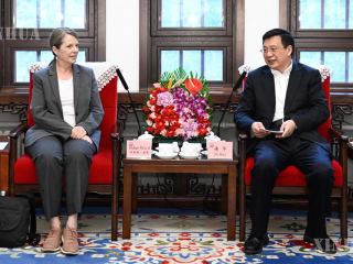 အက်ဂါစနိုး၏ မိသားစုဝင်နှင့် အက်ဂါစနိုး အထိမ်းအမှတ်ဖောင်ဒေးရှင်း ကိုယ်စားလှယ်တို့ ဆင်ဟွာသတင်းဌာနသို့ လာရောက်လေ့လာ
