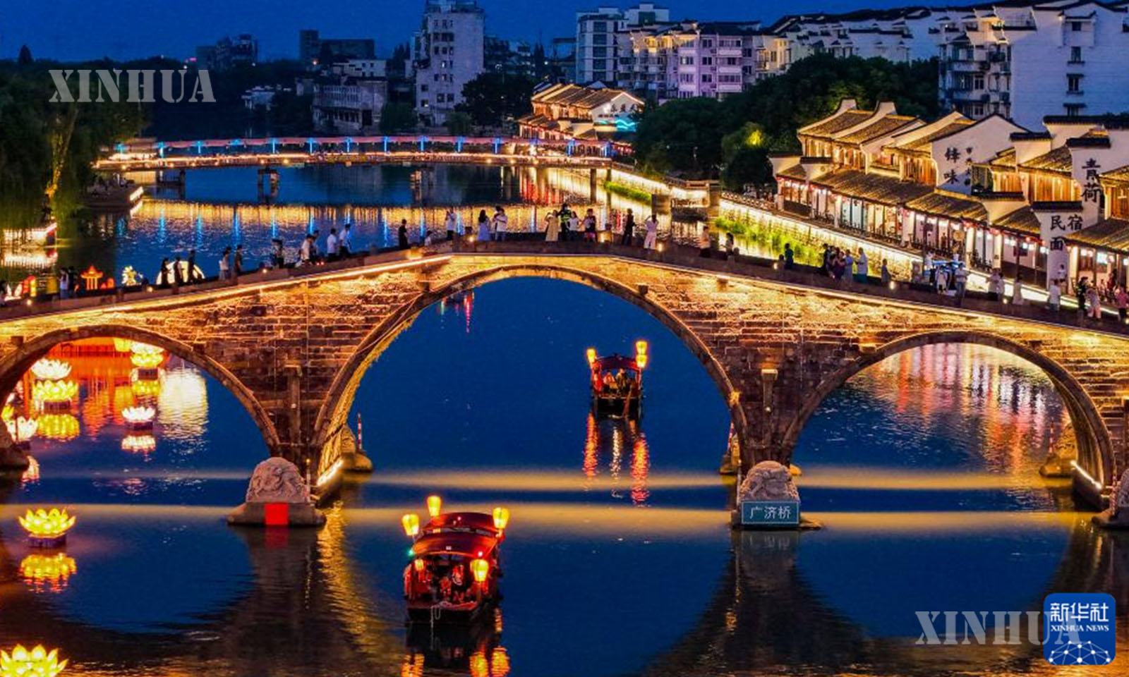 တရုတ်နိုင်ငံ ကျဲ့ကျန်းပြည်နယ် ထန်ရှီးမြို့ဟောင်း၏ တူးမြောင်း ညရှုခင်းမြင်ကွင်းကို ၂၀၂၅ ခုနှစ် အောက်တိုဘာ ၂ ရက်က တွေ့မြင်ရစဉ် (ဆင်ဟွာ)