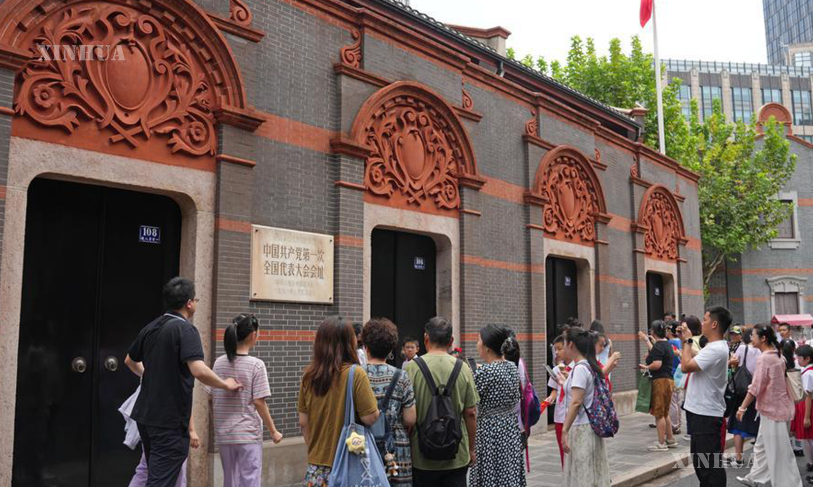 တရုတ်နိုင်ငံ ရှန်ဟိုင်းမြို့ရှိ တရုတ်နိုင်ငံကွန်မြူနစ်ပါတီ၏ ပထမအကြိမ် နိုင်ငံလုံးဆိုင်ရာ ပါတီညီလာခံ ကျင်းပရာနေရာရှေ့တွင် လာရောက်လေ့လာ၍ ဓာတ်ပုံရိုက်ကူးနေသော ခရီးသွားဧည့်သည်များကို ၂၀၂၅ ခုနှစ် အောက်တိုဘာ ၁ ရက်က တွေ့ရစဉ် (ဆင်ဟွာ)