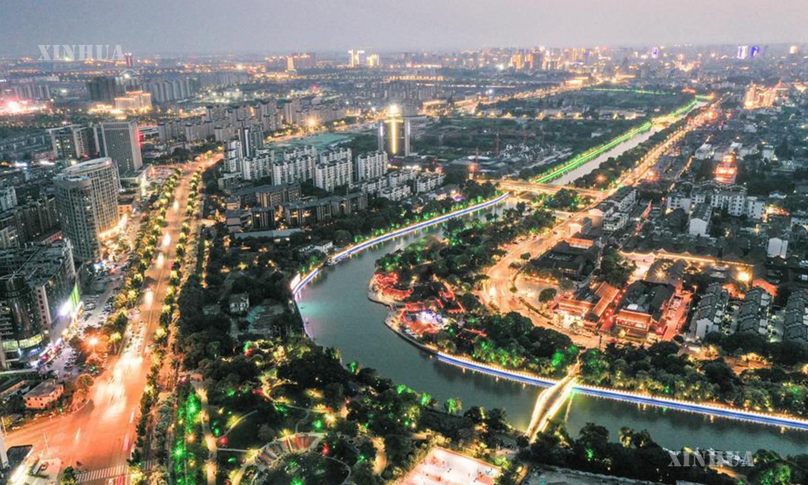 တရုတ်နိုင်ငံ အရှေ့ပိုင်း ကျန်းဆူးပြည်နယ် ယန်ကျိုးမြို့ရှိ မဟာတူးမြောင်း၏ ညဘက်မြင်ကွင်းအား ၂၀၂၃ ခုနှစ် ဇွန် ၁၄ ရက်က ဝေဟင်မှရိုက်ကူးထားသော ဓာတ်ပုံ၌ တွေ့ရစဉ် (ဆင်ဟွာ)