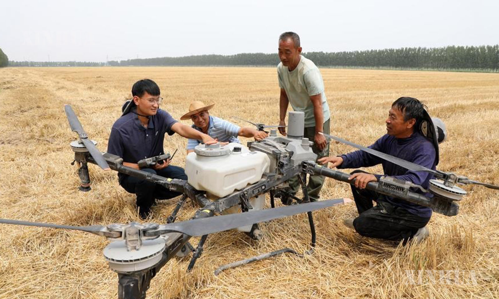 တရုတ်နိုင်ငံ အ‌ရှေ့ပိုင်း ဆန်းတုန်းပြည်နယ် ပေါ်ရှင်းခရိုင် ဟူပင်းမြို့နယ်တွင် ရွာသားများအား သစ်ပင်ကာကွယ်ရေးဒရုန်း အသုံးပြုနည်းသင်ကြားပြသနေသည့် ဟန်ရွယ်လွင့် (ဝဲဘက်ပထမ) ကို ၂၀၂၆ ခုနှစ် ဇွန် ၁၅ ရက်က တွေ့ရစဉ် (ဆင်ဟွာ)