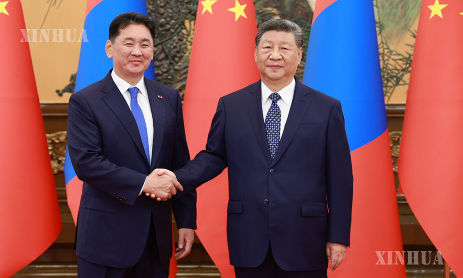 တရုတ်နိုင်ငံသမ္မတ ရှီကျင့်ဖိန်နှင့် တရုတ်နိုင်ငံသို့ လာရောက်၍ ၂၀၂၅ ခုနှစ် ရှန်ဟိုင်းပူးပေါင်းဆောင်ရွက်မှုအဖွဲ့ (SCO) ထိပ်သီးအစည်းအဝေး၊ တရုတ်ပြည်သူများ ဖက်ဆစ်ဂျပန် ခုခံတော်လှန်ရေးစစ်ပွဲနှင့် ကမ္ဘာ့ဖက်ဆစ်တော်လှန်ရေးစစ်ပွဲ အောင်နိုင်ခြင်း နှစ် ၈၀ ပြည့် အထိမ်းအမှတ် အခမ်းအနား တက်ရောက်နေသည့် မွန်ဂိုလီးယားနိုင်ငံ သမ္မတ Ukhnaa Khurelsukh တို့ ၂၀၂၅ ခုနှစ် စက်တင်ဘာ ၂ ရက် နံနက်ပိုင်းတွင် တရုတ်နိုင်ငံ ပေကျင်းမြို့ ပြည်သူ့ခန်းမဆောင်၌ တွေ့ဆုံနေစဉ်  (ဆင်ဟွာ)