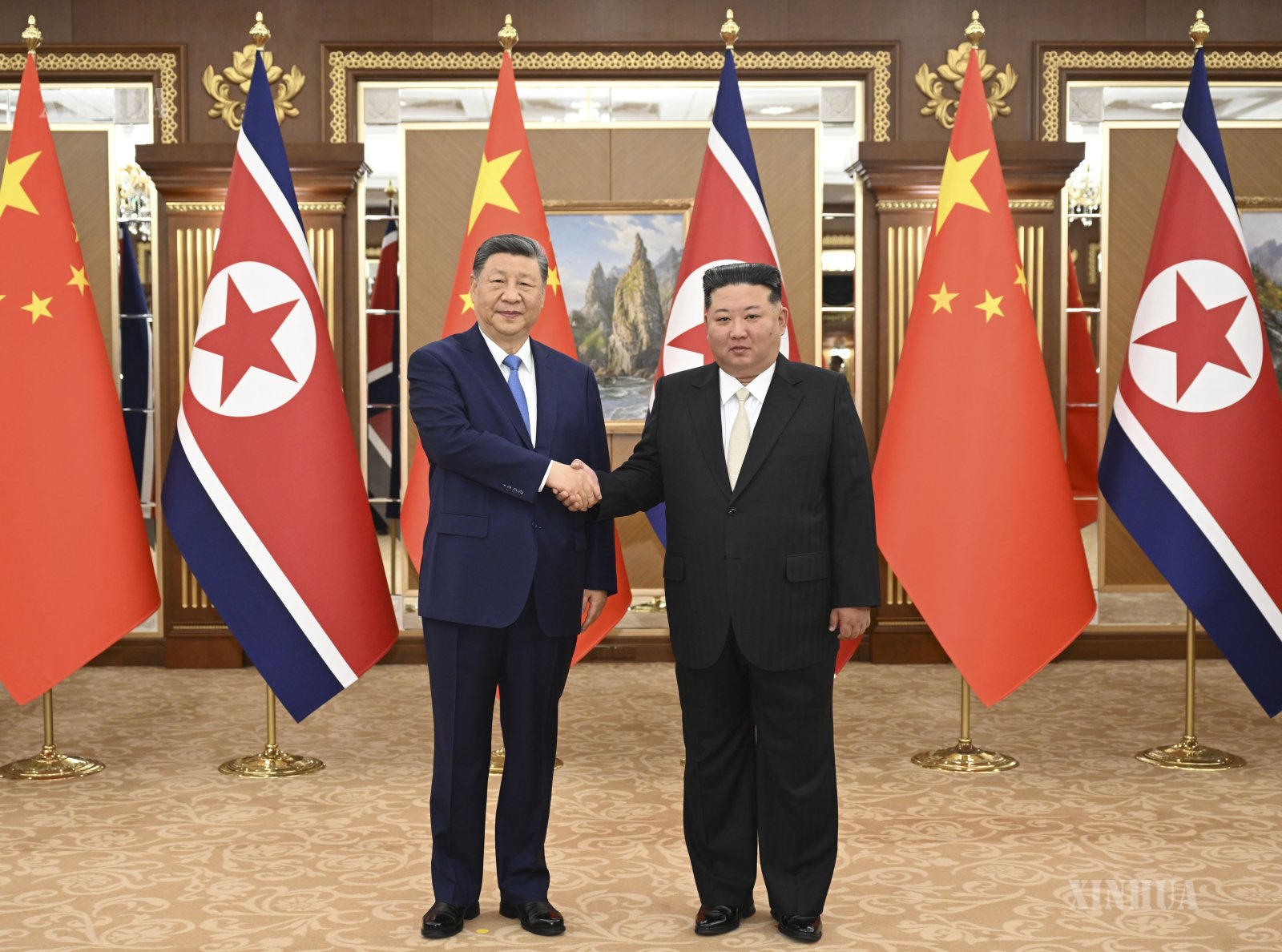 တရုတ်ကွန်မြူနစ်ပါတီ ဗဟိုကော်မတီ အထွေထွေအတွင်းရေးမှူးချုပ်၊ တရုတ်နိုင်ငံ သမ္မတ ရှီကျင့်ဖိန်နှင့် 
မြောက်ကိုရီးယားနိုင်ငံ ကိုရီးယားအလုပ်သမားပါတီ (WPK) အထွေထွေအတွင်းရေးမှူးချုပ်၊ နိုင်ငံတော်ရေးရာ ကော်မရှင် ဥက္ကဋ္ဌ ကင်ဂျုံအန်းတို့ မြောက်ကိုရီးယားနိုင်ငံ ပြုံယမ်းမြို့ ကွမ်ဆူဆန် နိုင်ငံတော်ဧည့်ဂေဟာ၌ ဒေသစံတော်ချိန် ၂၀၂၆ ခုနှစ် ဇွန် ၈ ရက် ညနေပိုင်းက တွေ့ဆုံဆွေးနွေးစဉ် (ဆင်ဟွာ)