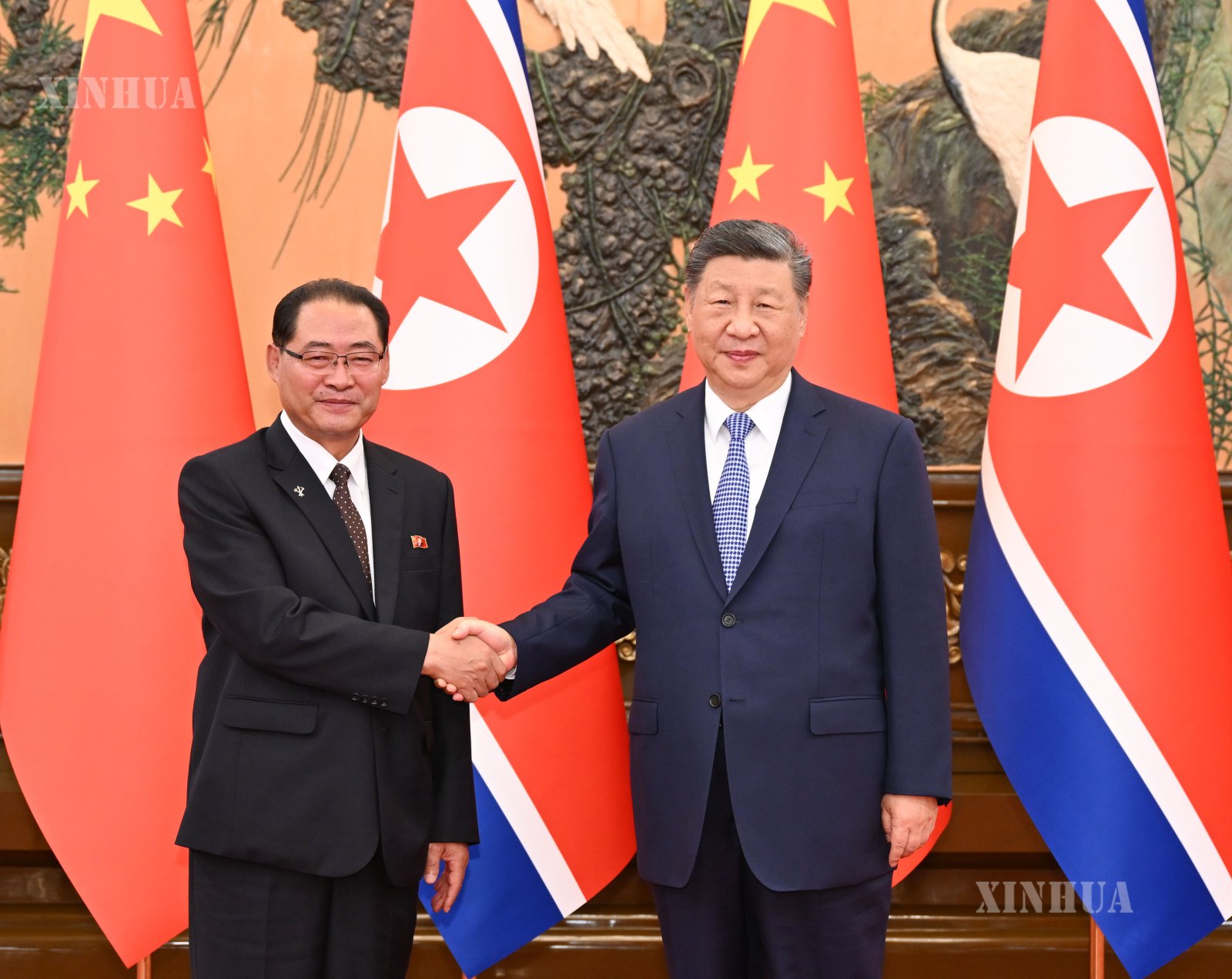 တရုတ်ကွန်မြူနစ်ပါတီ (CPC) ဗဟိုကော်မတီ အထွေထွေအတွင်းရေးမှူးချုပ်၊ နိုင်ငံတော်သမ္မတ ရှီကျင့်ဖိန်နှင့် တရုတ်နိုင်ငံသို့ တရားဝင်ခရီးစဥ် ရောက်ရှိနေသည့် ကိုရီးယားအလုပ်သမားပါတီ (WPK) ဗဟိုကော်မတီ နိုင်ငံရေးဗျူရို အမြဲတမ်းကော်မတီဝင်၊ မြောက်ကိုရီးယား နိုင်ငံတော်ရေးရာ ကော်မရှင် ဒုတိယဥက္ကဋ္ဌ၊ အစိုးရအဖွဲ့ ဝန်ကြီးချုပ် Pak Thae Song တို့ တရုတ်နိုင်ငံ ပေကျင်းမြို့ ပြည်သူ့ခန်းမဆောင်တွင် ၂၀၂၆ ခုနှစ် ဇူလိုင် ၁၀ ရက် ညနေပိုင်းက တွေ့ဆုံဆွေးနွေးစဉ် (ဆင်ဟွာ)