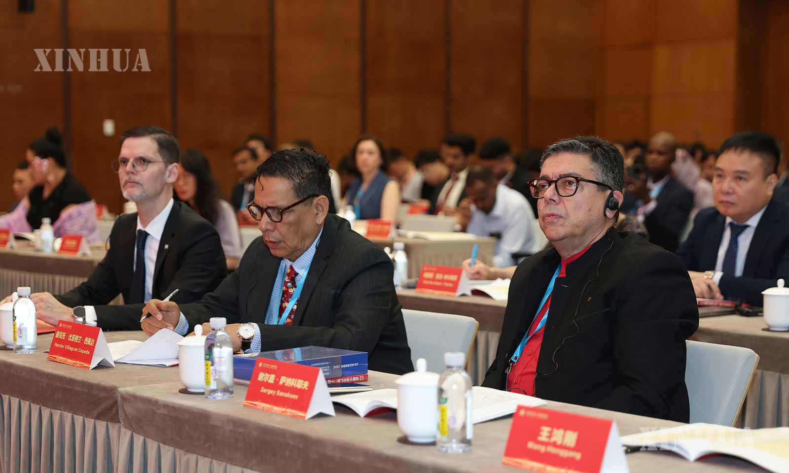 တရုတ်နိုင်ငံ ရှန်ဟိုင်းမြို့တွင် ကျင်းပသော “ခန်းမနီဖိုရမ် အဆင့်မြင့်တွေ့ဆုံမေးမြန်းမှု - နှစ်တစ်ရာ နိုင်ငံရေးပါတီကြီး ကာလကြာရှည်စွာ စီမံအုပ်ချုပ်မှု၏ soft power” နိုင်ငံတကာဆွေးနွေးပွဲ၌ နားဆင်နေသော ဧည့်သည်တော်များကို ၂၀၂၆ ခုနှစ် ဇူလိုင် ၁၀ ရက်က တွေ့ရစဉ် (ဆင်ဟွာ)