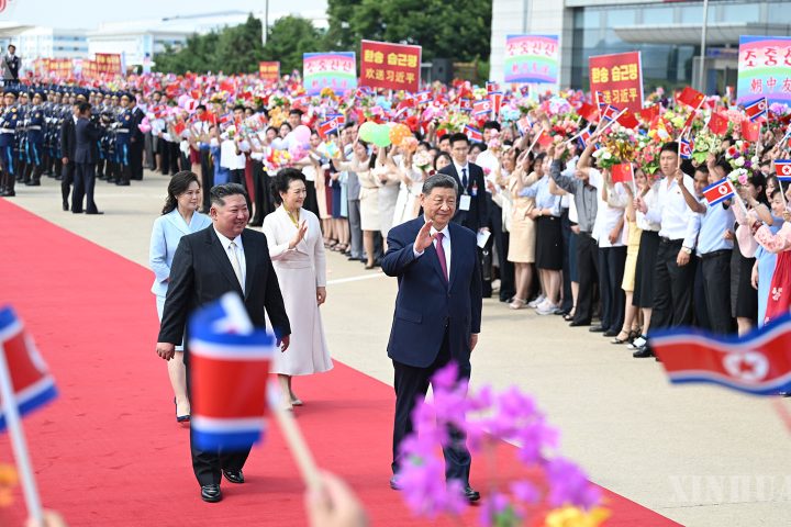 ရှီကျင့်ဖိန်နှင့် မြောက်ကိုရီးယားနိုင်ငံ ကိုရီးယားအလုပ်သမားပါတီ (WPK) ဗဟိုကော်မတီ အထွေထွေအတွင်းရေးမှူး၊ နိုင်ငံတော်ရေးရာ ကော်မရှင် ဥက္ကဋ္ဌ ကင်ဂျုံအန်း “တရုတ်-မြောက်ကိုရီးယား ချစ်ကြည်ရေး၊ ပူးပေါင်းဆောင်ရွက်ရေးနှင့် အပြန်အလှန် အထောက်အကူပေးရေး သဘောတူစာချုပ်” ချုပ်ဆိုခြင်း ၆၅ နှစ်မြောက် ဂုဏ်ပြုသဝဏ်လွှာအပြန်အလှန်ပေးပို့