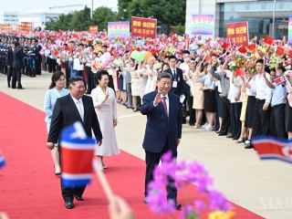 ရှီကျင့်ဖိန်နှင့် မြောက်ကိုရီးယားနိုင်ငံ ကိုရီးယားအလုပ်သမားပါတီ (WPK) ဗဟိုကော်မတီ အထွေထွေအတွင်းရေးမှူး၊ နိုင်ငံတော်ရေးရာ ကော်မရှင် ဥက္ကဋ္ဌ ကင်ဂျုံအန်း “တရုတ်-မြောက်ကိုရီးယား ချစ်ကြည်ရေး၊ ပူးပေါင်းဆောင်ရွက်ရေးနှင့် အပြန်အလှန် အထောက်အကူပေးရေး သဘောတူစာချုပ်” ချုပ်ဆိုခြင်း ၆၅ နှစ်မြောက် ဂုဏ်ပြုသဝဏ်လွှာအပြန်အလှန်ပေးပို့