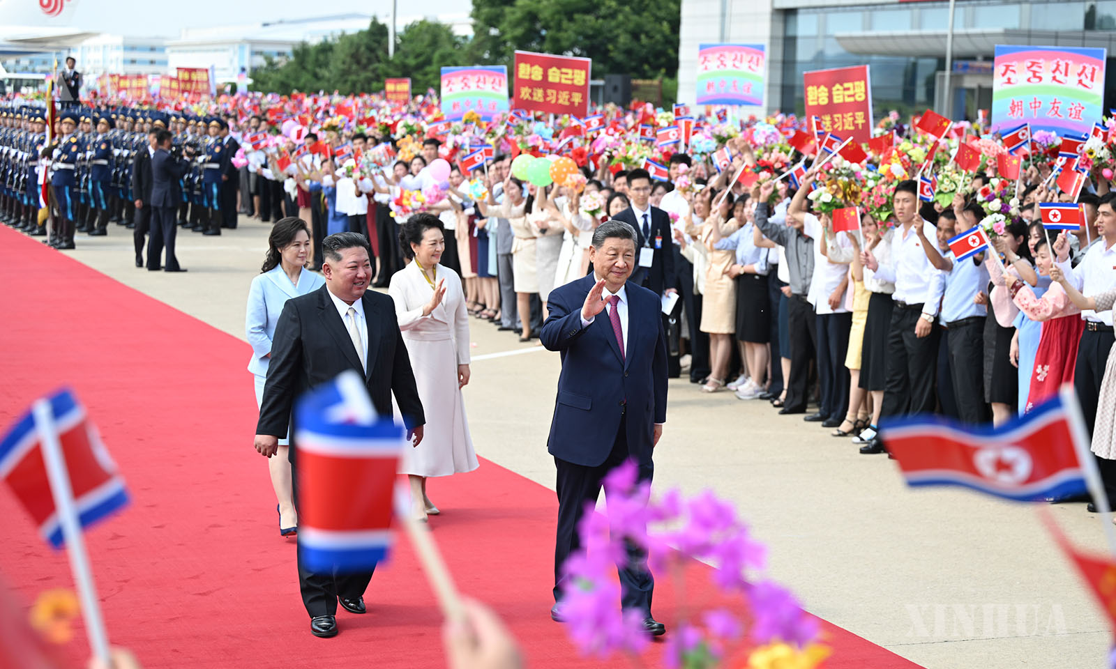 တရုတ်ကွန်မြူနစ်ပါတီ ဗဟိုကော်မတီ အထွေထွေအတွင်းရေးမှူးချုပ်၊ နိုင်ငံတော် သမ္မတ ရှီကျင့်ဖိန် မြောက်ကိုရီးယားနိုင်ငံတော်ခရီးစဉ် ပြီးဆုံး၍ ပြုံယမ်းမြို့မှ ထွက်ခွာရာတွင် မြောက်ကိုရီးယားနိုင်ငံ ကိုရီးယားအလုပ်သမားပါတီ (WPK) အထွေထွေအတွင်းရေးမှူးချုပ်၊ နိုင်ငံတော်ရေးရာ ကော်မရှင် ဥက္ကဋ္ဌ ကင်ဂျုံအန်းနှင့် ဇနီး ရီဆိုးလ်ဂျူတို့က လေဆိပ်သို့ လိုက်လံပို့ဆောင်ပေးခဲ့ပြီး ရှီကျင့်ဖိန်နှင့် ဇနီး ဖုန်လိယွမ်တို့အား ကြီးကျယ်ခမ်းနားသော နှုတ်ဆက်ပွဲအခမ်းအနားဖြင့်  လိုက်ပါပို့ဆောင်နေသည်ကို ဒေသစံတော်ချိန် ၂၀၂၆ ခုနှစ် ဇွန် ၉ ရက် ညနေပိုင်းက တွေ့ရစဉ် (ဆင်ဟွာ)