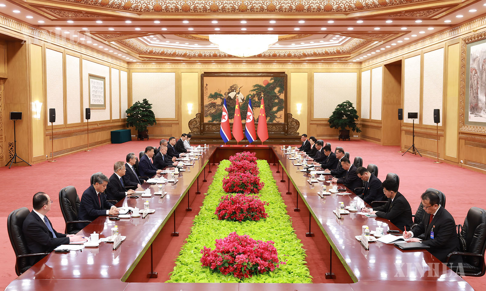 တရုတ်ကွန်မြူနစ်ပါတီ (CPC) ဗဟိုကော်မတီ အထွေထွေအတွင်းရေးမှူးချုပ်၊ နိုင်ငံတော်သမ္မတ ရှီကျင့်ဖိန်နှင့် တရုတ်နိုင်ငံသို့ တရားဝင်ခရီးစဥ် ရောက်ရှိနေသည့် ကိုရီးယားအလုပ်သမားပါတီ (WPK) ဗဟိုကော်မတီ နိုင်ငံရေးဗျူရို အမြဲတမ်းကော်မတီဝင်၊ မြောက်ကိုရီးယား နိုင်ငံတော်ရေးရာ ကော်မရှင်ဒုတိယဥက္ကဋ္ဌ၊ အစိုးရအဖွဲ့ ဝန်ကြီးချုပ် Pak Thae Song တို့ တရုတ်နိုင်ငံ ပေကျင်းမြို့ ပြည်သူ့ခန်းမဆောင်တွင် ၂၀၂၆ ခုနှစ် ဇူလိုင် ၁၀ ရက် ညနေပိုင်းက တွေ့ဆုံဆွေးနွေးစဉ် (ဆင်ဟွာ)