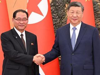 တရုတ်နိုင်ငံ သမ္မတ ရှီကျင့်ဖိန်နှင့် မြောက်ကိုရီးယားနိုင်ငံ အစိုးရအဖွဲ့ ဝန်ကြီးချုပ် တွေ့ဆုံ
