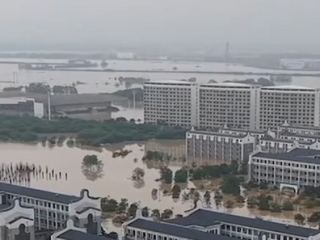 တရုတ်နိုင်ငံ တောင်ပိုင်း ကွမ်ရှီးဒေသရှိ ရေဘေးကူညီကယ်ဆယ်ရေးလုပ်ငန်းများတွင် စေတနာ့ဝန်ထမ်းများက အင်တိုက်အားတိုက် ပါဝင်ကူညီ