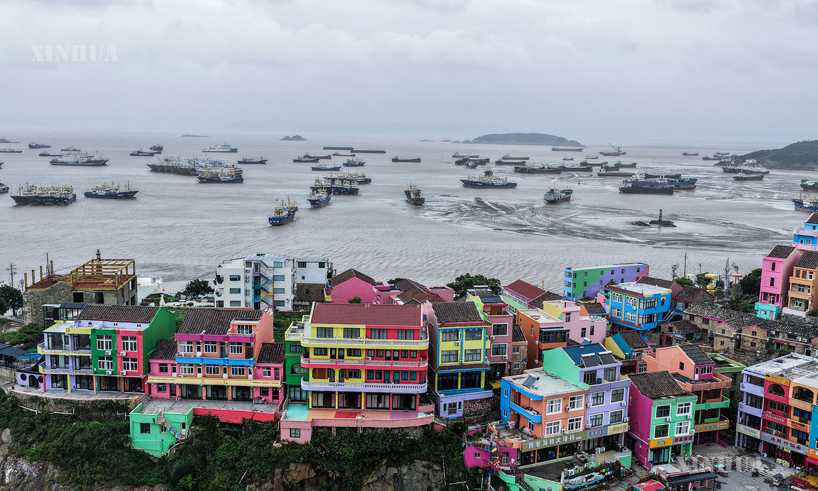 တရုတ်နိုင်ငံ ကျဲ့ကျန်းပြည်နယ်၊ ထိုင်ကျိုးမြို့ ဝန်းလျင်ခရိုင်အဆင့်မြို့ ရှီထန်မြို့နယ် တုန်းဟိုင်ကျေးရွာရှိ ရော့ဆန်းဗဟိုငါးဖမ်းဆိပ်ကမ်းတွင် ငါးဖမ်းလှေ အစင်းရေ ၇၀၀ ကျော် ခိုလှုံရန် ရပ်နားထားသည်ကို ၂၀၂၆ ခုနှစ် ဇူလိုင် ၁၁ ရက်က တွေ့ရစဉ် (ဆင်ဟွာ)