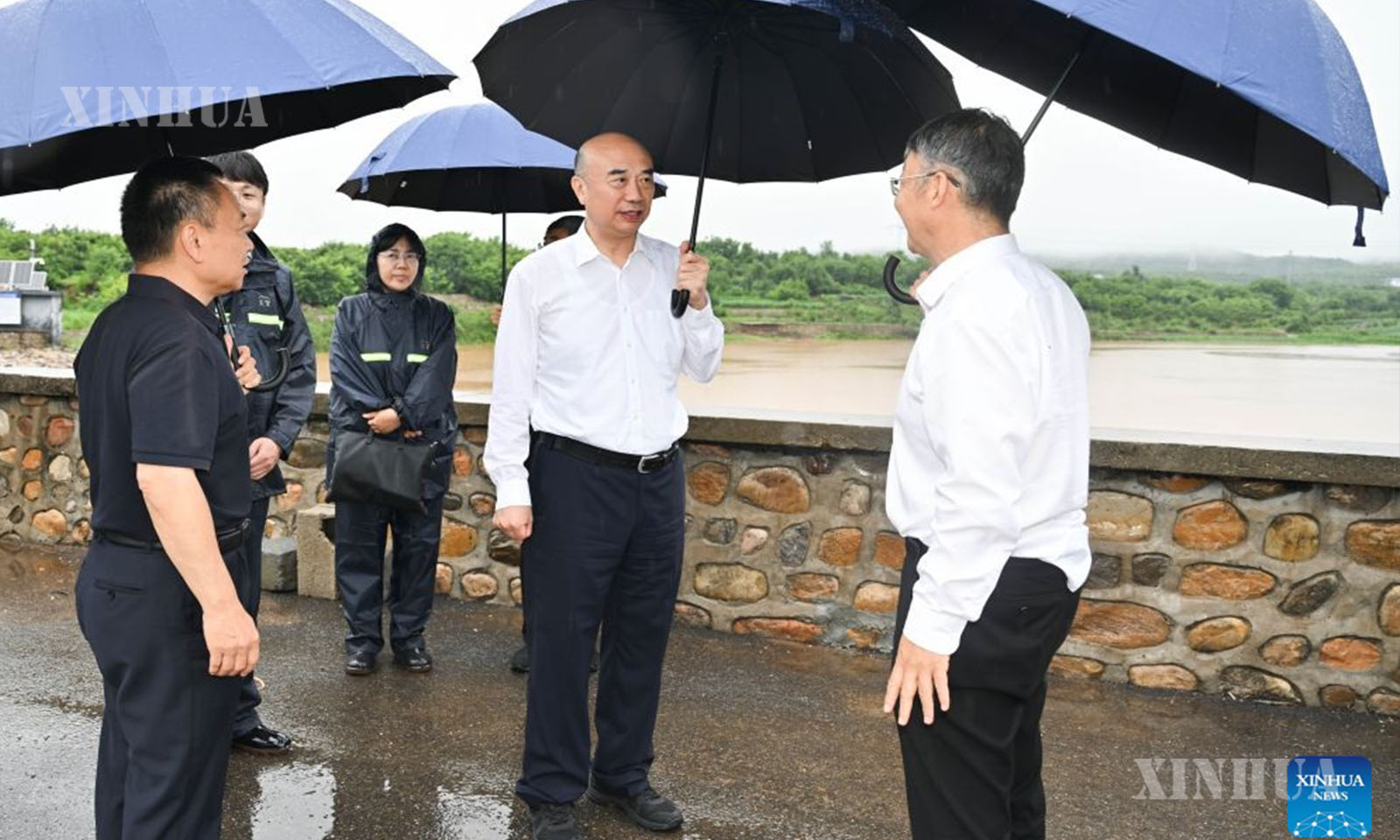 တရုတ်ကွန်မြူနစ်ပါတီ ဗဟိုကော်မတီ နိုင်ငံရေးဗျူရိုအဖွဲ့ဝင်၊ တရုတ်နိုင်ငံ ဒုတိယဝန်ကြီးချုပ် လျိုကော်ကျုံး တရုတ်နိုင်ငံ မြို့တော်ပေကျင်း ဖိန်ကူခရိုင်ရှိ ရေလှောင်ကန်တစ်ကန်အား သွားရောက်စစ်ဆေးနေပုံကို ၂၀၂၆ ခုနှစ် ဇူလိုင် ၁၂ ရက်က တွေ့ရစဉ် (ဆင်ဟွာ)