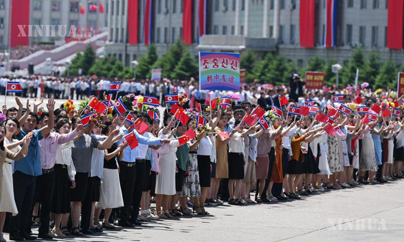 တရုတ်ကွန်မြူနစ်ပါတီ ဗဟိုကော်မတီ အထွေထွေအတွင်းရေးမှူးချုပ်၊ နိုင်ငံတော် သမ္မတ ရှီကျင့်ဖိန် အထူးလေယာဉ်ဖြင့် မြောက်ကိုရီးယားနိုင်ငံ ပြုံယမ်းမြို့သို့ ၂၀၂၆ ခုနှစ် ဇွန် ၈ ရက် နေ့လယ်ပိုင်းတွင် ရောက်ရှိပြီး မြောက်ကိုရီးယားနိုင်ငံတော်ခရီးစဉ် စတင်လိုက်ရာ ကြိုဆိုသောလူအုပ်ကြီးအား တွေ့ရစဉ် (ဆင်ဟွာ)