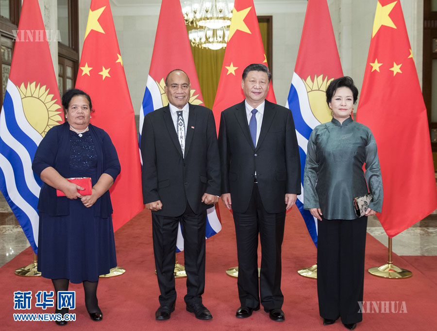 တရုတ်နိုင်ငံ သမ္မတ ရှီကျင့်ဖိန်နှင့် ခီရီဘာတီနိုင်ငံ သမ္မတ Taneti Maamau တို့ ပေကျင်းမြို့ ပြည်သူ့ခန်းမဆောင်၌ ခီရီဘာတီနိုင်ငံ သမ္မတ Taneti Maamau နှင့် တွေ့ဆုံဆွေးနွေးခဲ့ရာ တွေ့ဆုံဆွေးနွေးပွဲ မတိုင်မီ သမ္မတ ရှီကျင့်ဖိန်နှင့် ၎င်း၏ဇနီး ဖုန်လိယွမ်တို့ သမ္မတ Taneti Maamau ဇနီးမောင်နှံနှင့်အတူ အမှတ်တရဓာတ်ပုံရိုက်ကူးနေသည်ကို ၂၀၂၀ ပြည့်နှစ် ဇန်နဝါရီ ၆ ရက်က တွေ့ရစဉ် (ဆင်ဟွာ)