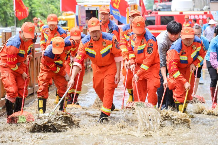 ရှေ့တန်းမှ ရဲရဲတောက်နေသော ပါတီအလံတော် - ရဲဝံ့စွာရှေ့သို့ချီ၍ မုန်တိုင်းအခက်အခဲများအား အတူကျော်ဖြတ်ခြင်း