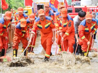 ရှေ့တန်းမှ ရဲရဲတောက်နေသော ပါတီအလံတော် - ရဲဝံ့စွာရှေ့သို့ချီ၍ မုန်တိုင်းအခက်အခဲများအား အတူကျော်ဖြတ်ခြင်း