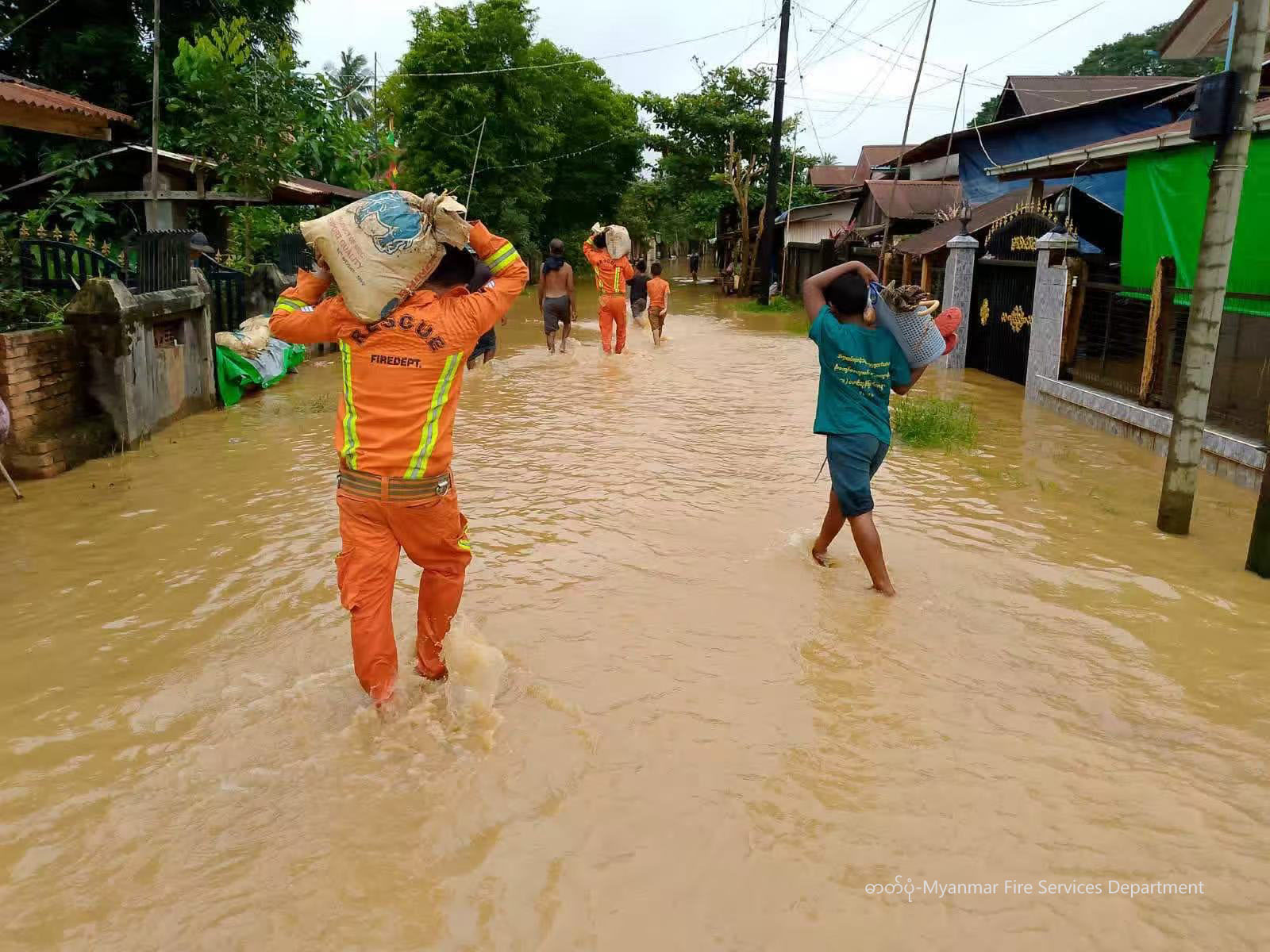 မြန်မာနိုင်ငံ မွန်ပြည်နယ်အတွင်း ရေဘေးသင့်ပြည်သူများအား ကယ်ဆယ်ရေးဆောင်ရွက်စဉ် (ဓာတ်ပုံ-Myanmar Fire Services Department)