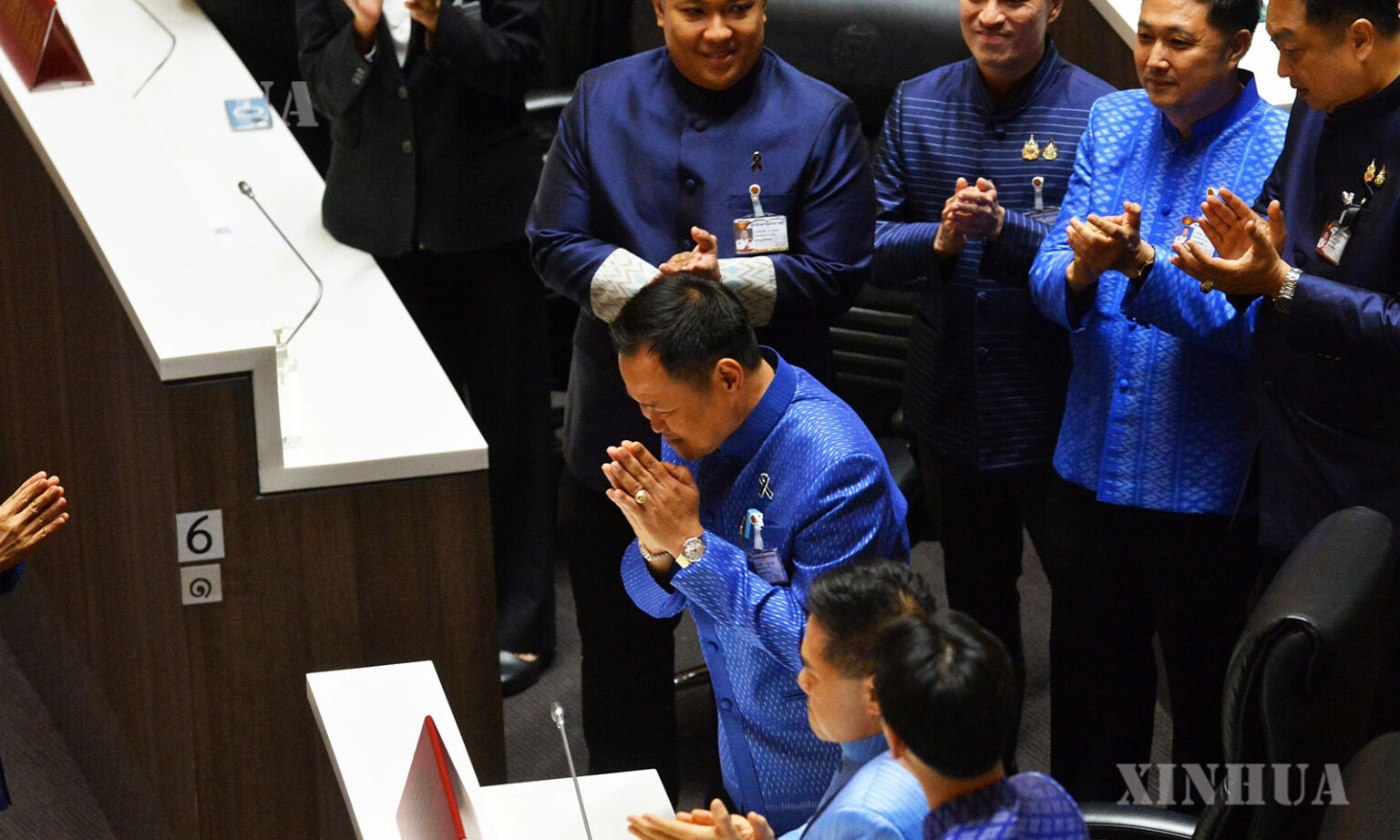 ထိုင်းနိုင်ငံ ဘန်ကောက်မြို့ရှိ ပါလီမန်အဆောက်အအုံ၌ ထိုင်းနိုင်ငံ ဝန်ကြီးချုပ်အဖြစ် ထပ်မံရွေးကောက်ခံရပြီးနောက် အောင်ပွဲခံနေသည့် ဘွန်ဂျိုင်ထိုင်းပါတီ ကိုယ်စားလှယ်လောင်း အနူတင် ချန်ဗီရာကူးလ် (အလယ်) အား 
၂၀၂၆ ခုနှစ် မတ် ၁၉ ရက်က တွေ့ရစဉ် (ဆင်ဟွာ)