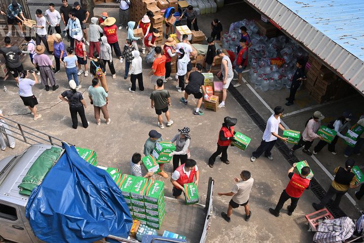 ကွမ်ရှီးဒေသ နန်နင်းမြို့တွင် လူမှုအသိုင်းအဝိုင်း နယ်ပယ်အသီးသီးက ရေဘေးသင့်ဒေသများကို မေတ္တာဖြင့် ကူညီလှူဒါန်း
